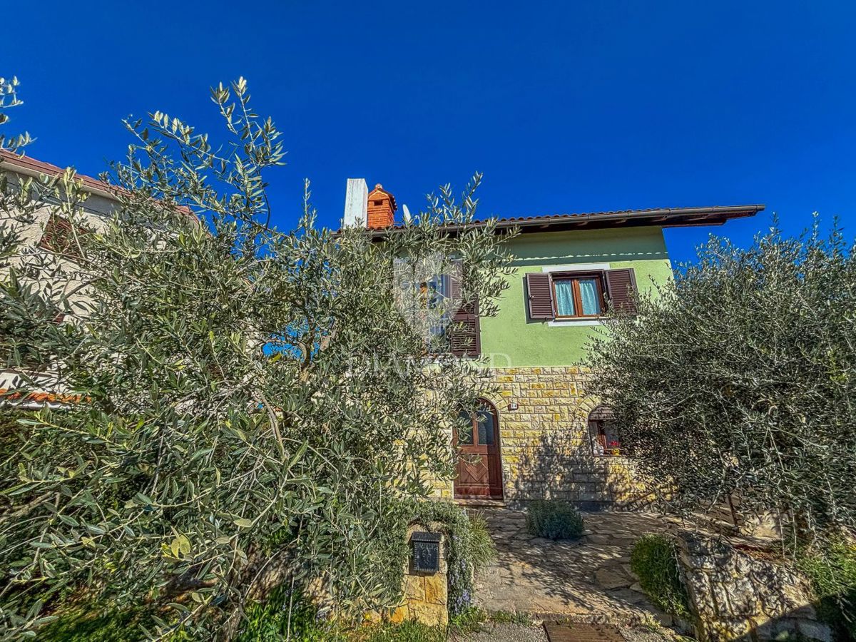 Buje, okolica, samostojna hiša s pogledom na morje!