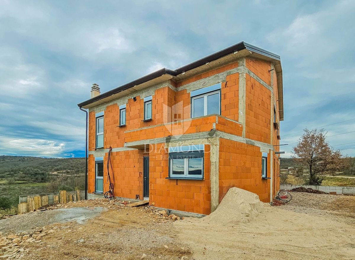 Ekskluzivno! Buje, okolica! Hiša z bazenom v gradnji!