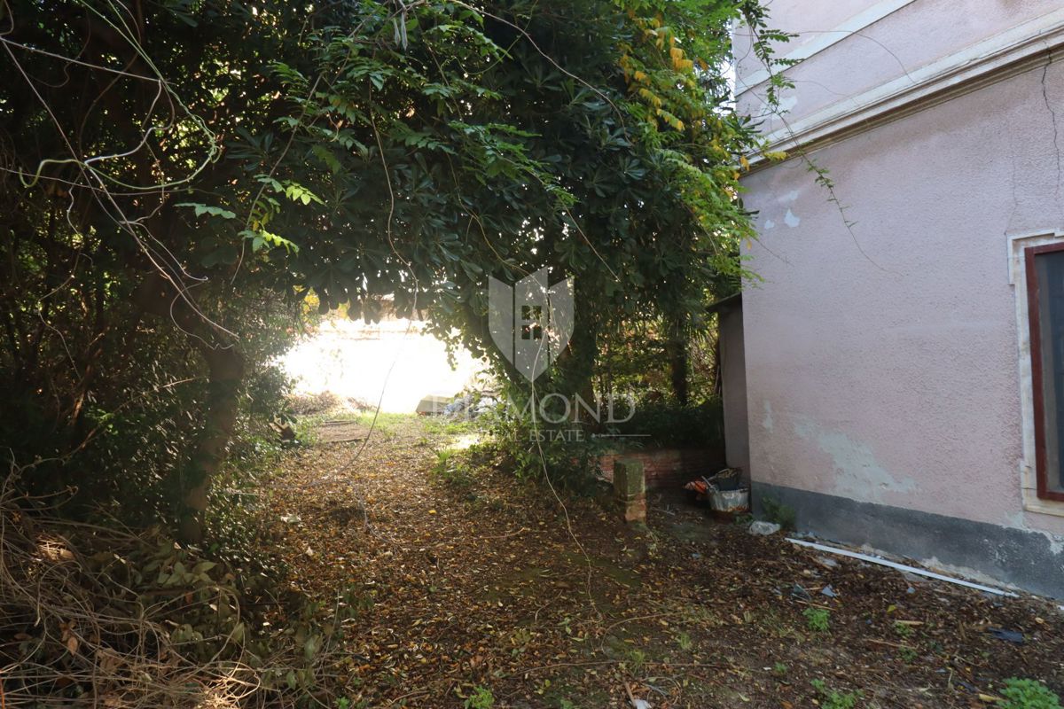 Gradbeno zemljišče v središču Pule