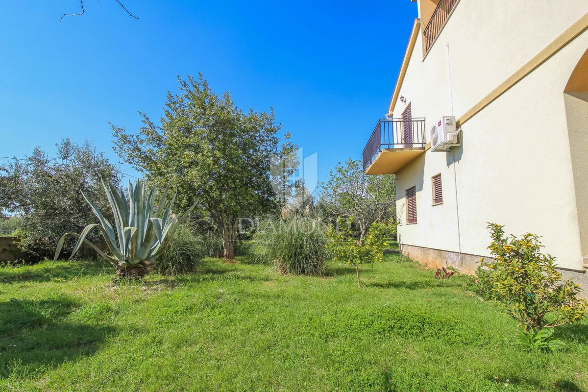 Galižana, hiša z dvema apartmajema in oljčnim nasadom