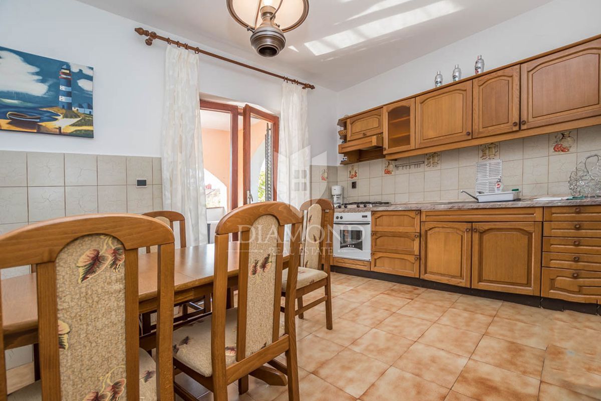 Novigrad, hiša 500 m od morja