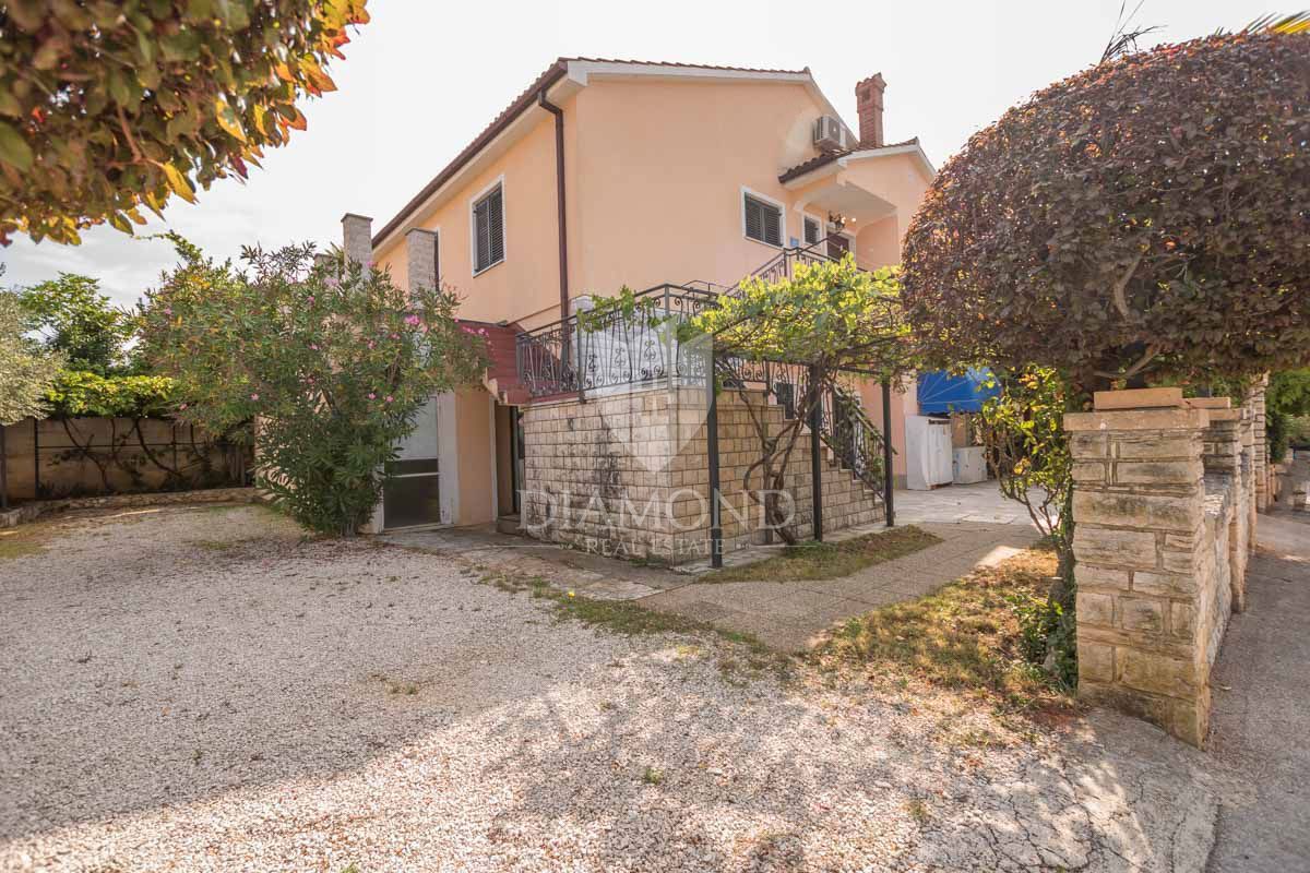Novigrad, hiša 500 m od morja