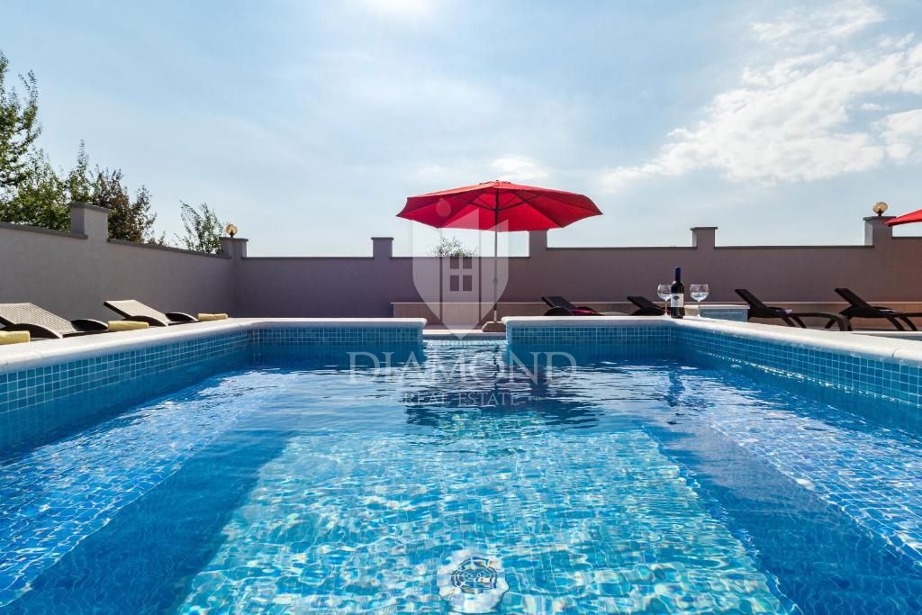 Pula, prostorna vila z bazenom in jacuzzijem