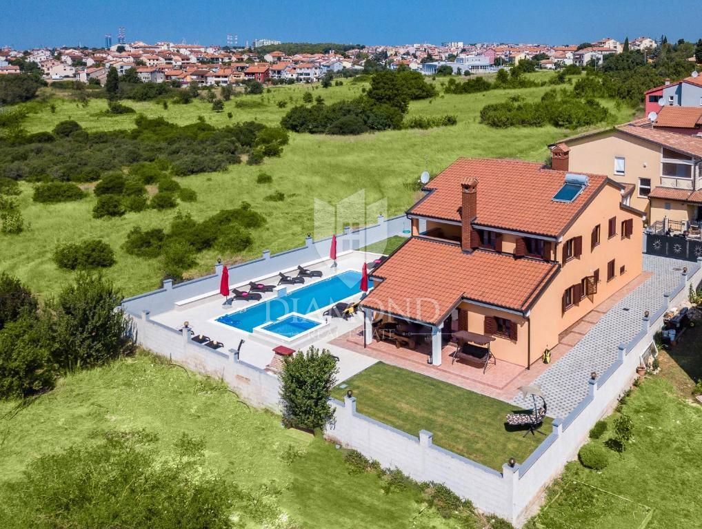 Pula, prostorna vila z bazenom in jacuzzijem