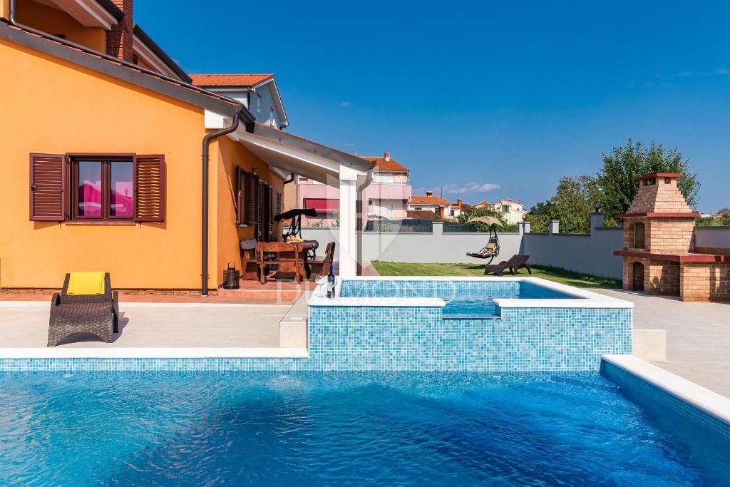 Pula, prostorna vila z bazenom in jacuzzijem