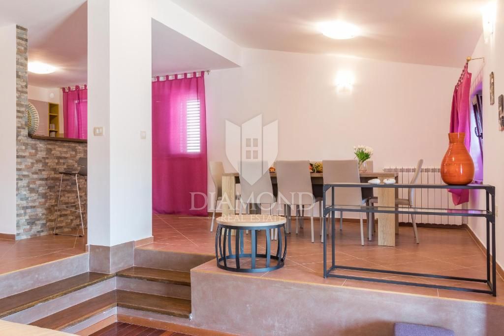 Pula, prostorna vila z bazenom in jacuzzijem