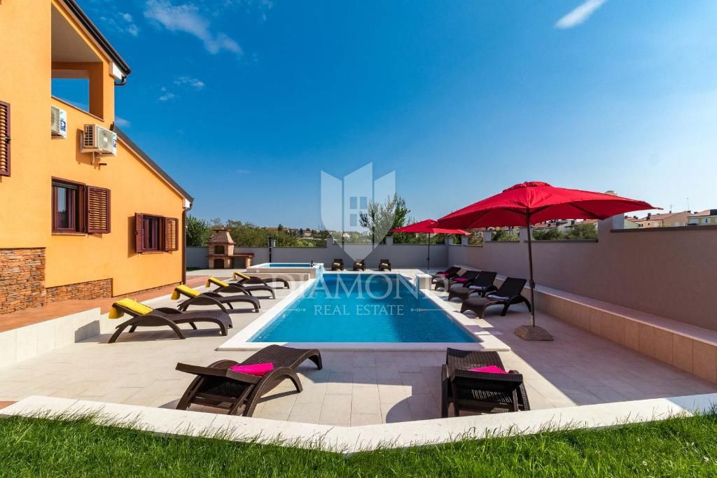 Pula, prostorna vila z bazenom in jacuzzijem