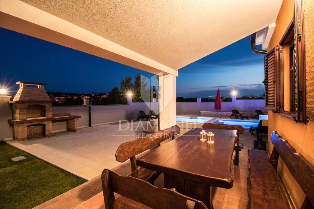 Pula, prostorna vila z bazenom in jacuzzijem