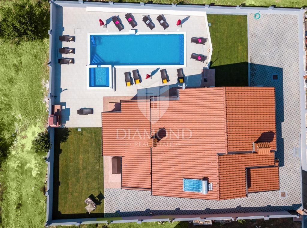Pula, prostorna vila z bazenom in jacuzzijem