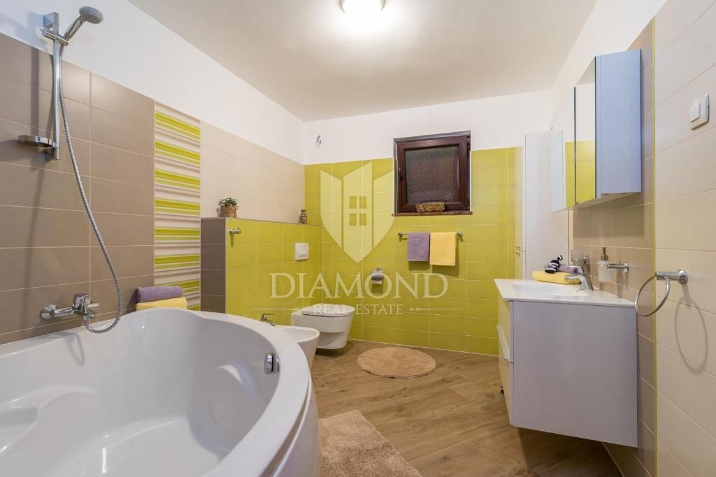 Pula, prostorna vila z bazenom in jacuzzijem