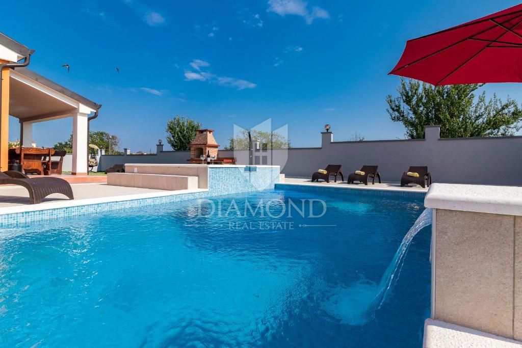 Pula, prostorna vila z bazenom in jacuzzijem