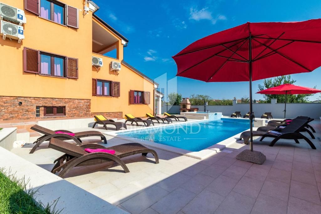 Pula, prostorna vila z bazenom in jacuzzijem