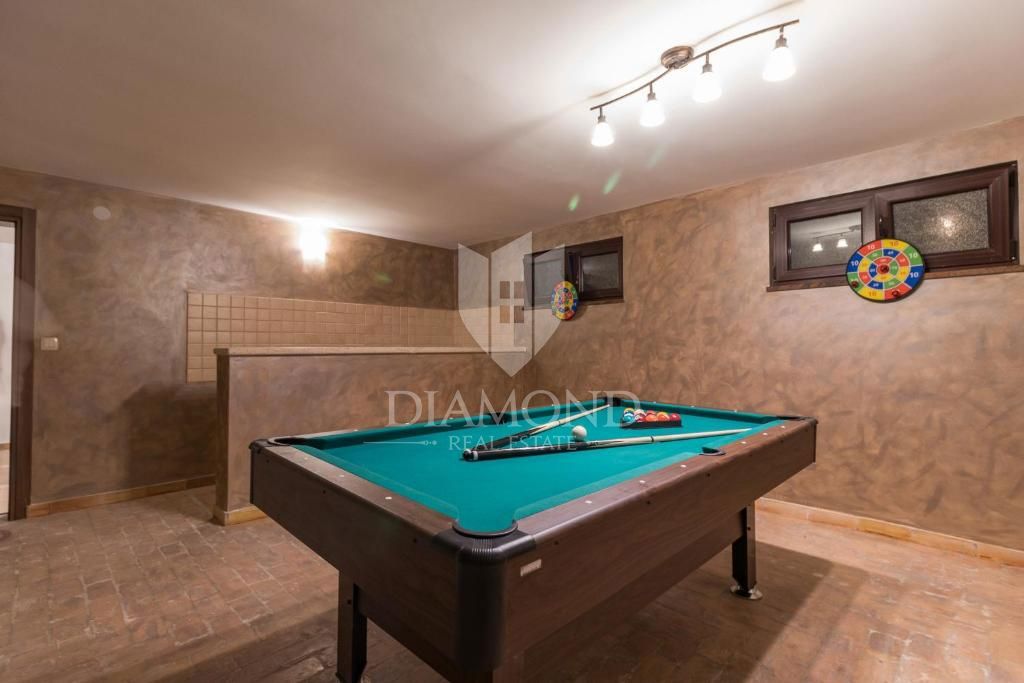 Pula, prostorna vila z bazenom in jacuzzijem