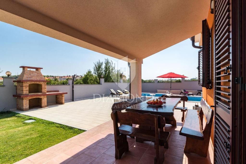 Pula, prostorna vila z bazenom in jacuzzijem