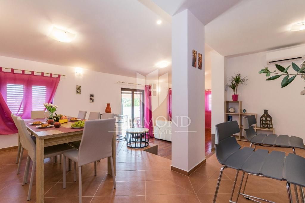 Pula, prostorna vila z bazenom in jacuzzijem