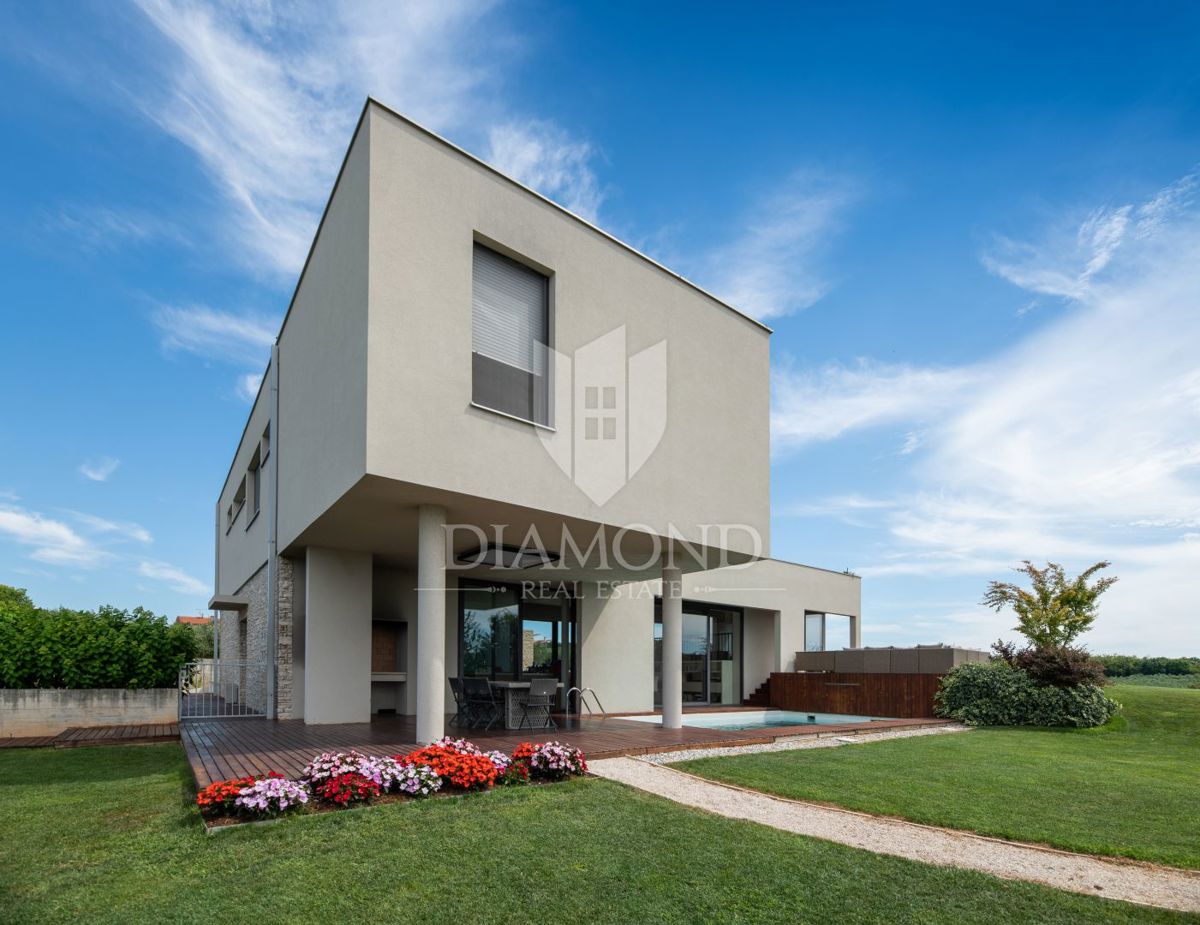 Moderno zasnovana vila z velikim vrtom in čudovitim pogledom na morje