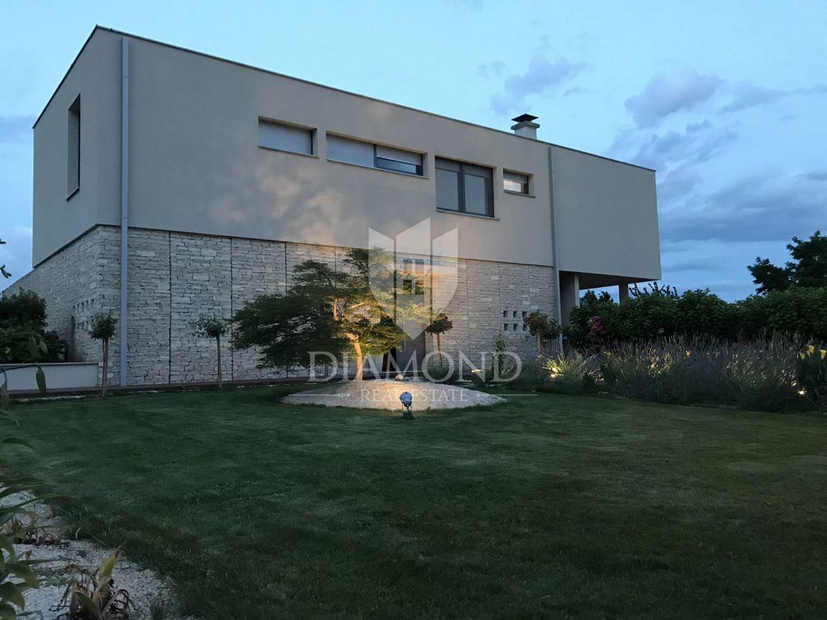 Moderno zasnovana vila z velikim vrtom in čudovitim pogledom na morje