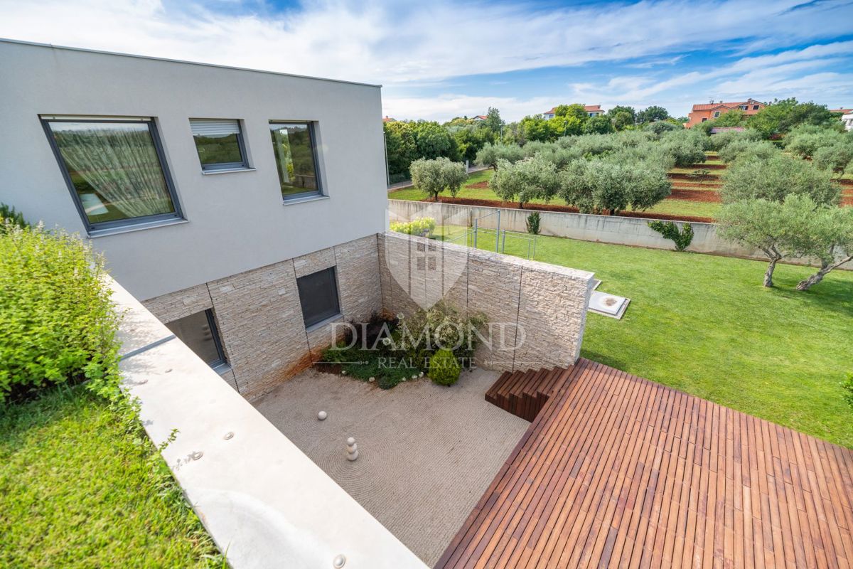 Moderno zasnovana vila z velikim vrtom in čudovitim pogledom na morje