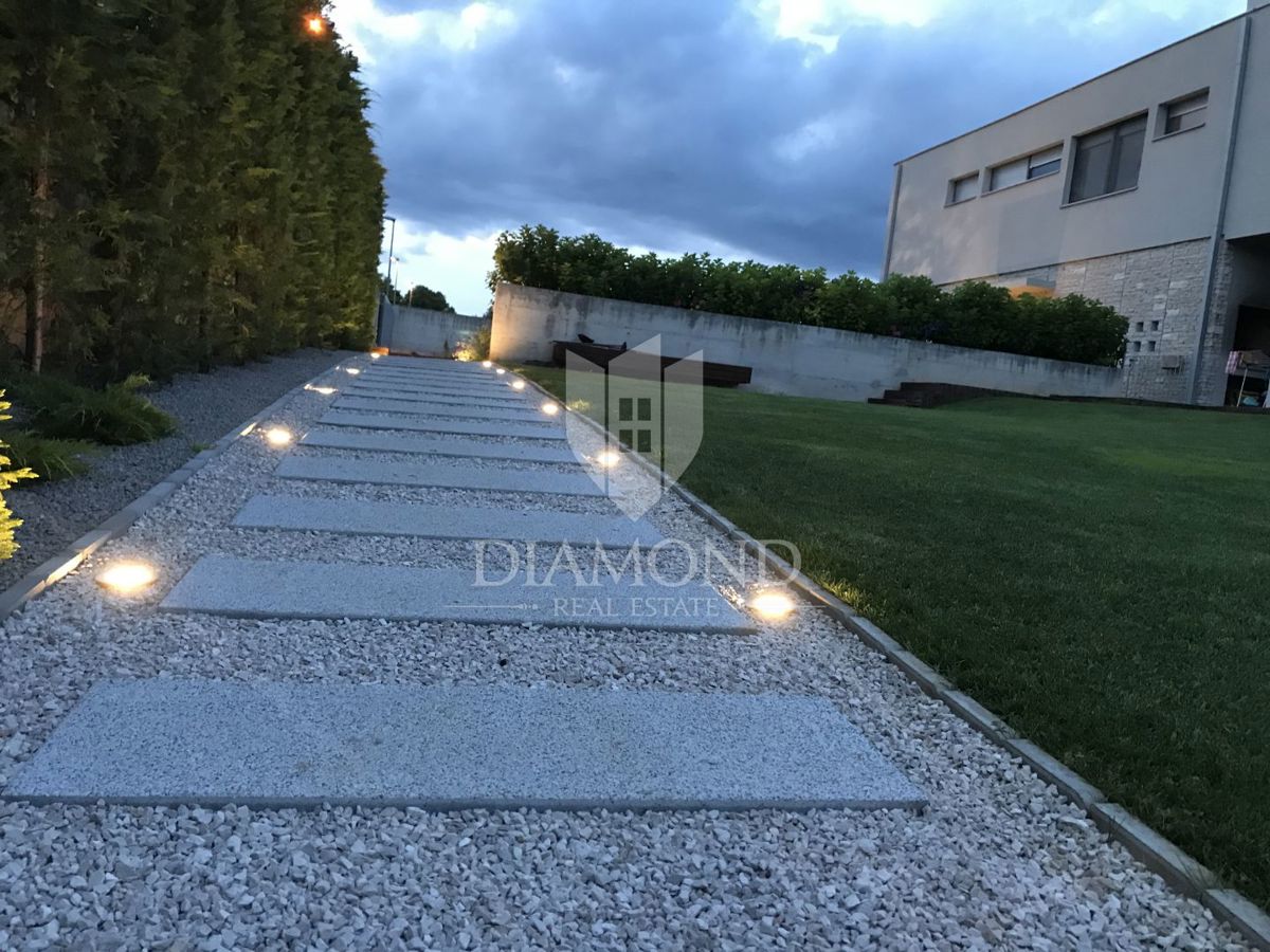 Moderno zasnovana vila z velikim vrtom in čudovitim pogledom na morje