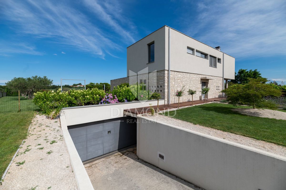 Moderno zasnovana vila z velikim vrtom in čudovitim pogledom na morje