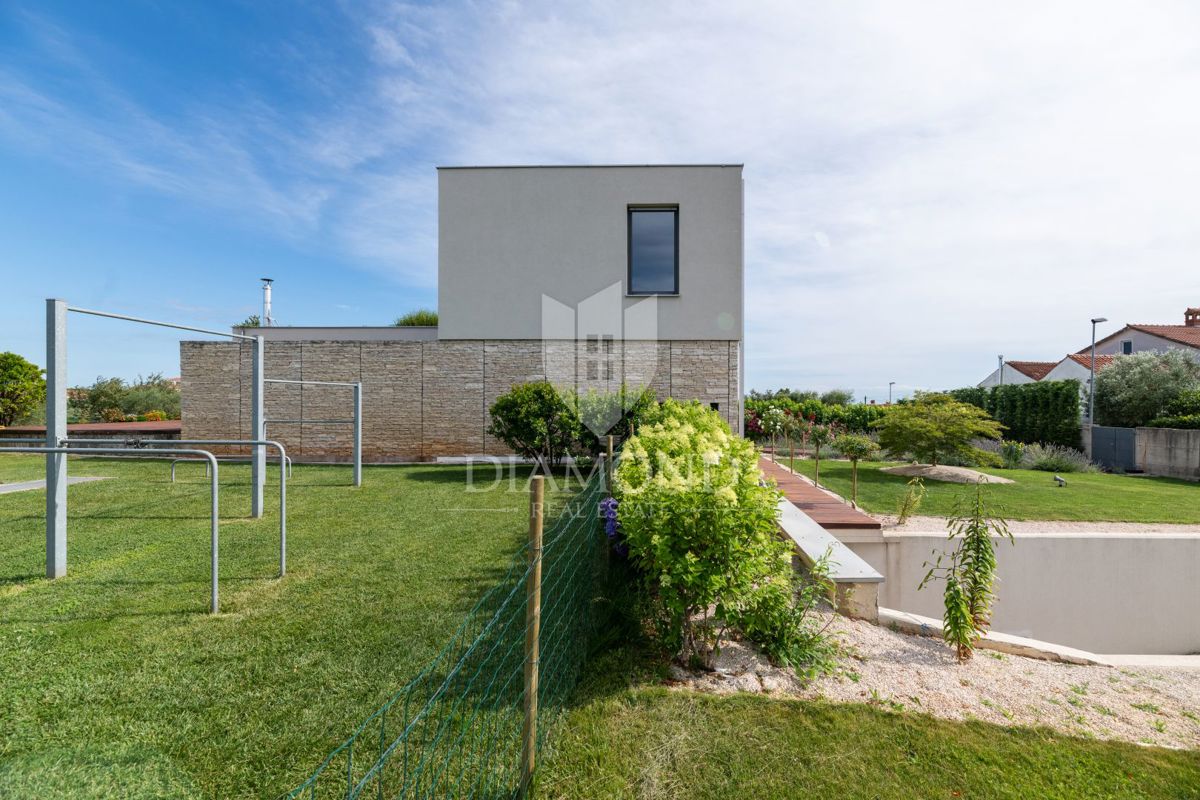 Moderno zasnovana vila z velikim vrtom in čudovitim pogledom na morje