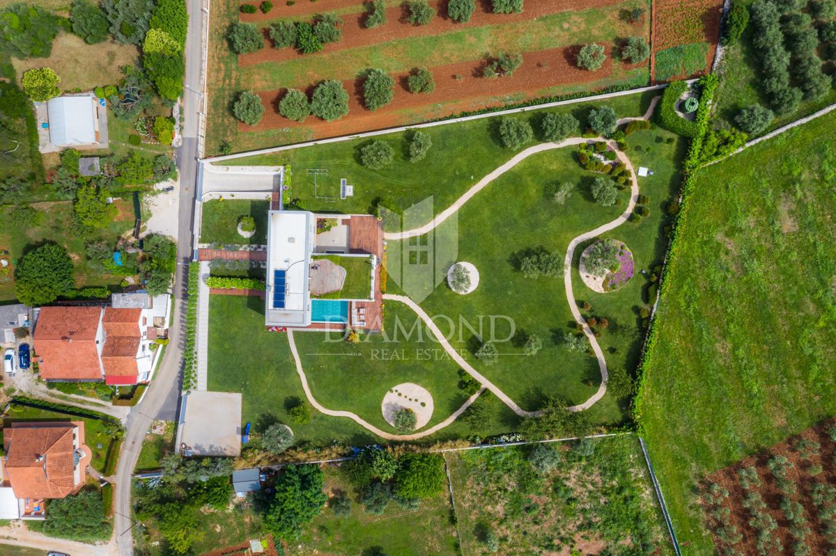 Moderno zasnovana vila z velikim vrtom in čudovitim pogledom na morje