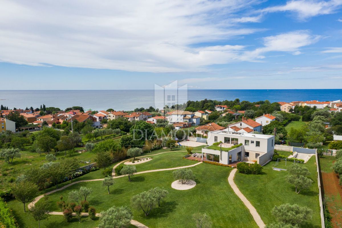 Moderno zasnovana vila z velikim vrtom in čudovitim pogledom na morje