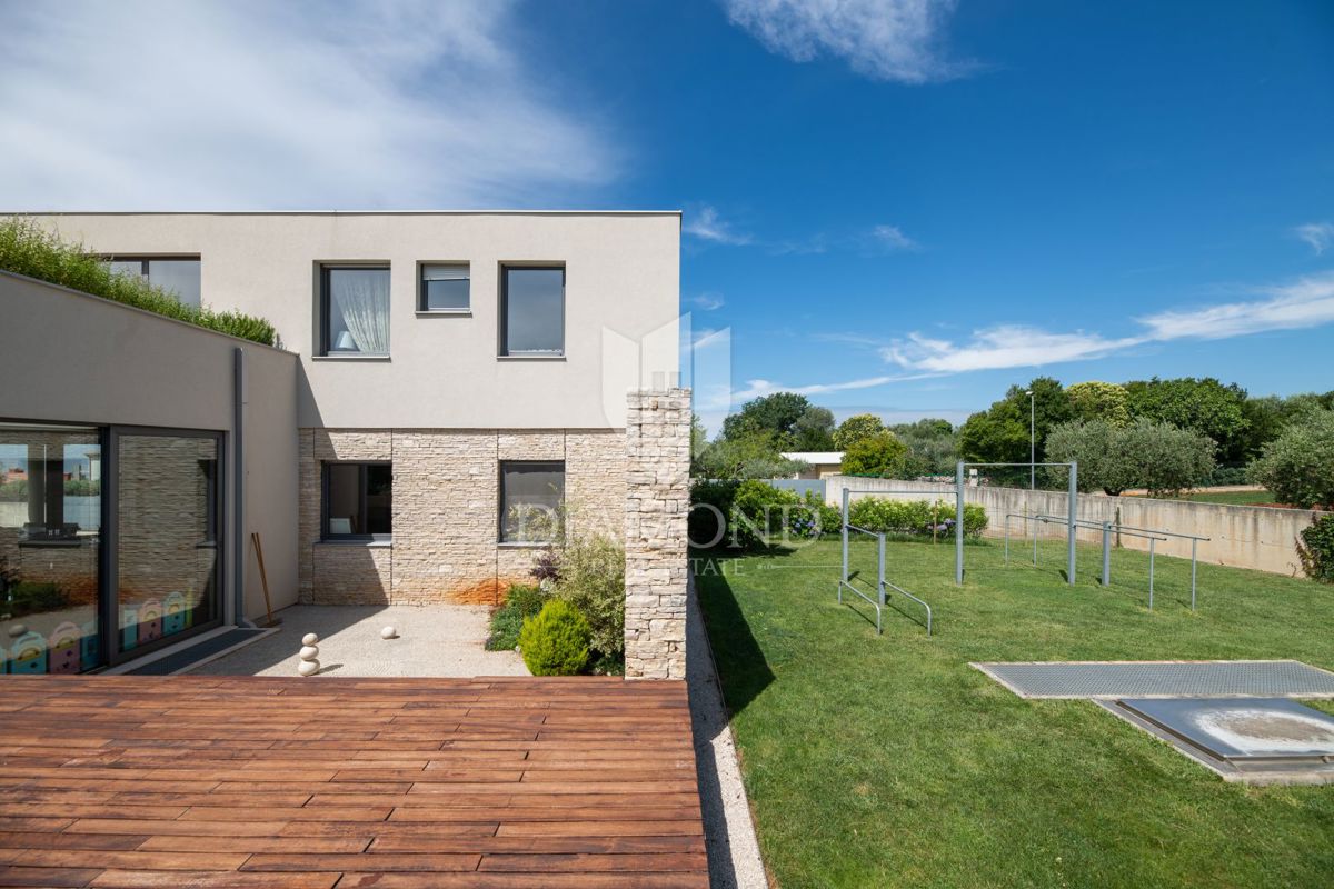 Moderno zasnovana vila z velikim vrtom in čudovitim pogledom na morje