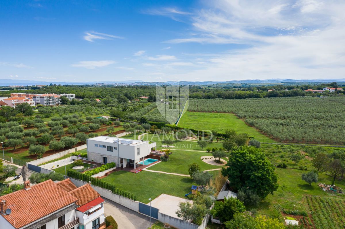 Moderno zasnovana vila z velikim vrtom in čudovitim pogledom na morje
