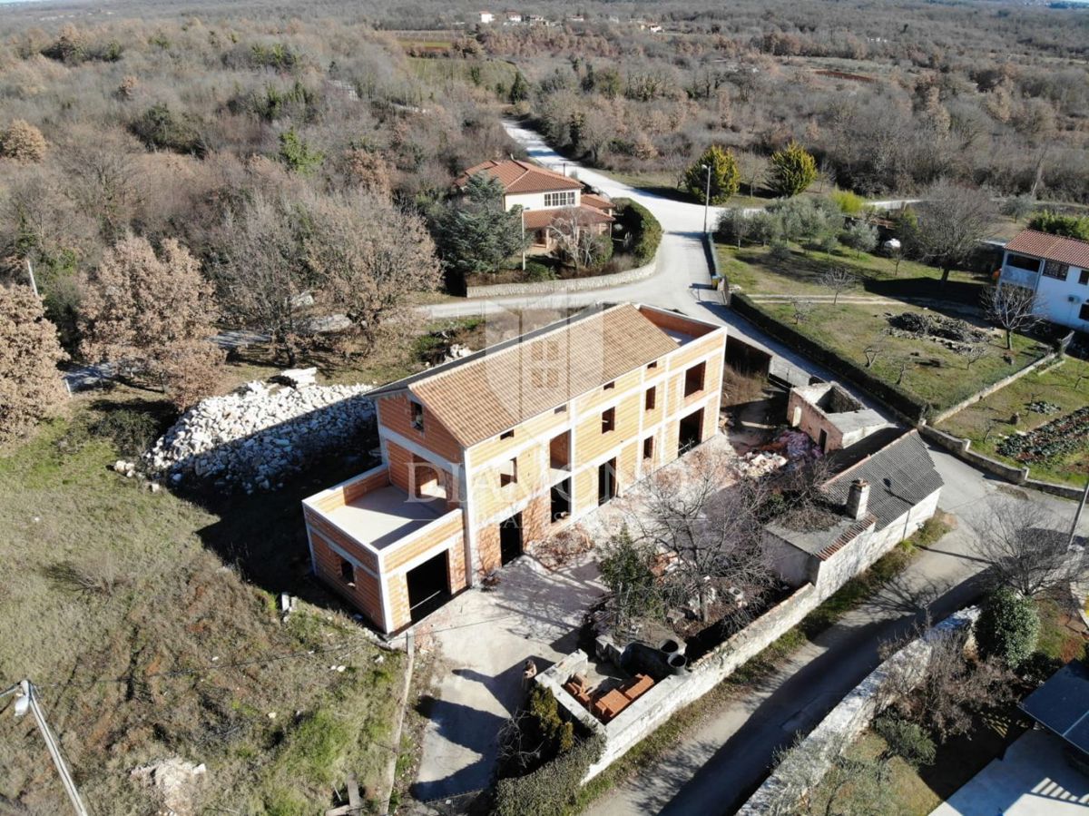 Vila z bazenom v gradnji na mirni lokaciji