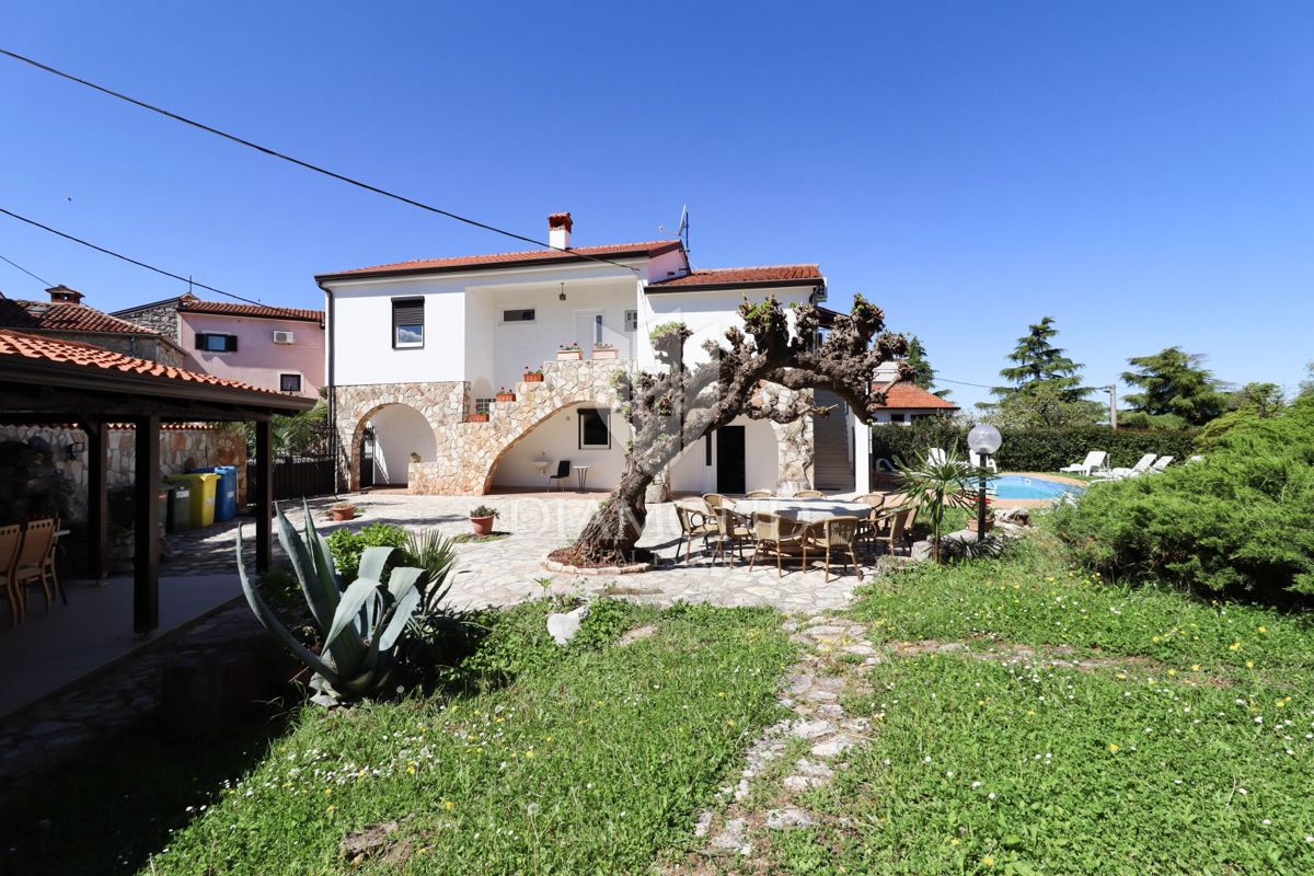 Poreč, okolica, hiša z bazenom in velikim vrtom!