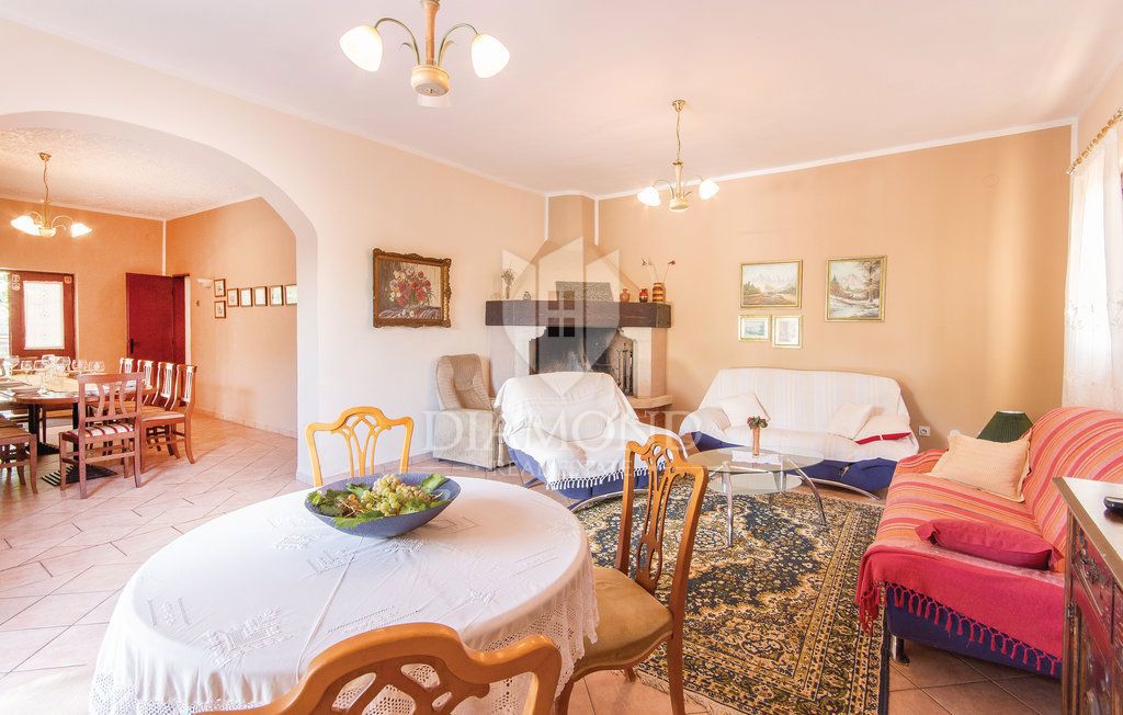 Poreč, okolica, hiša z bazenom in velikim vrtom!