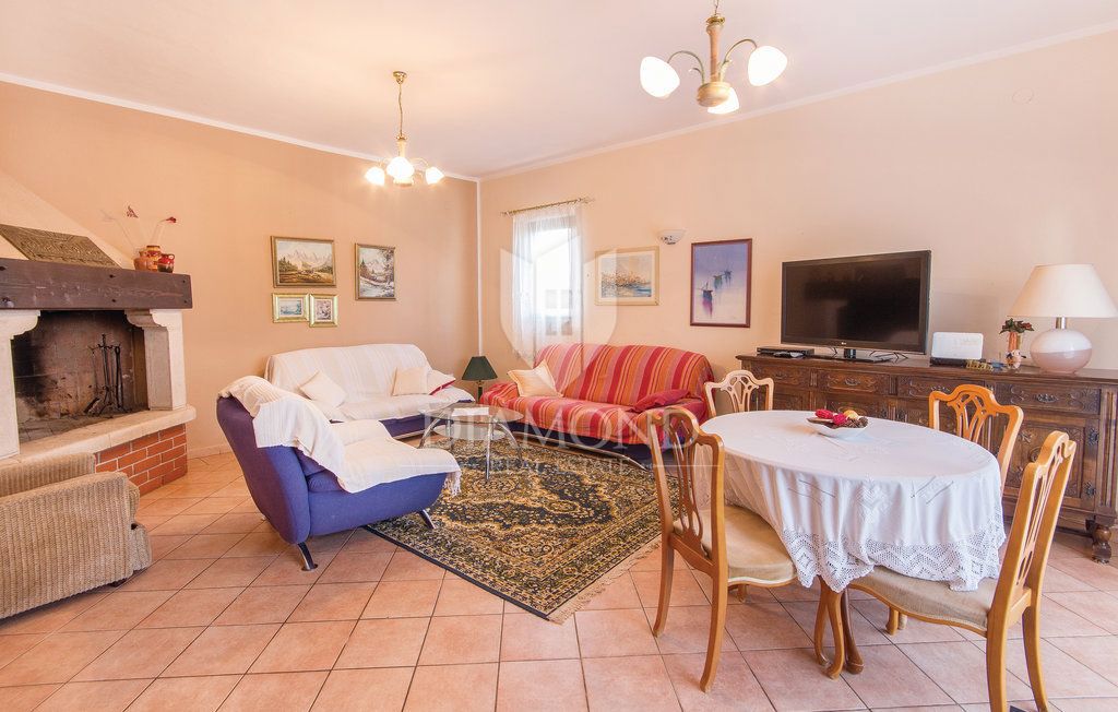 Poreč, okolica, hiša z bazenom in velikim vrtom!