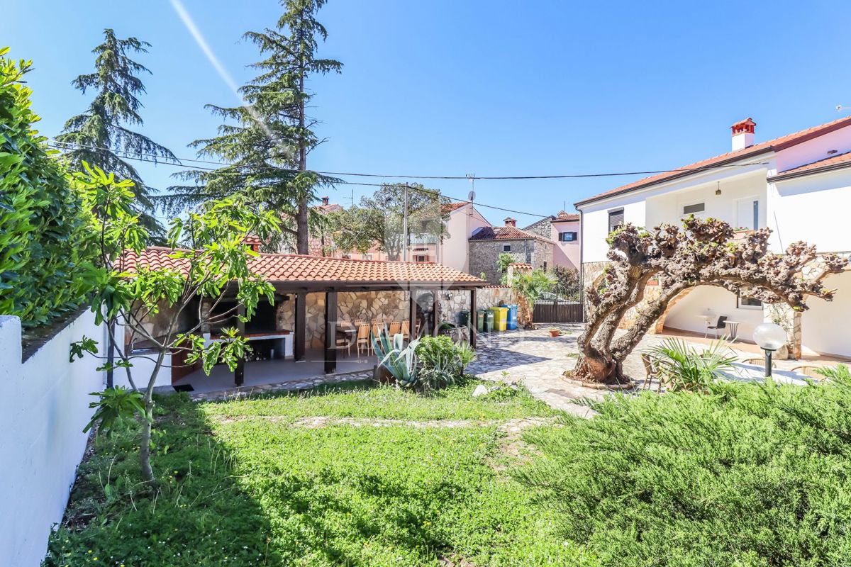 Poreč, okolica, hiša z bazenom in velikim vrtom!