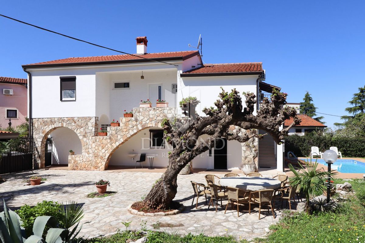 Poreč, okolica, hiša z bazenom in velikim vrtom!