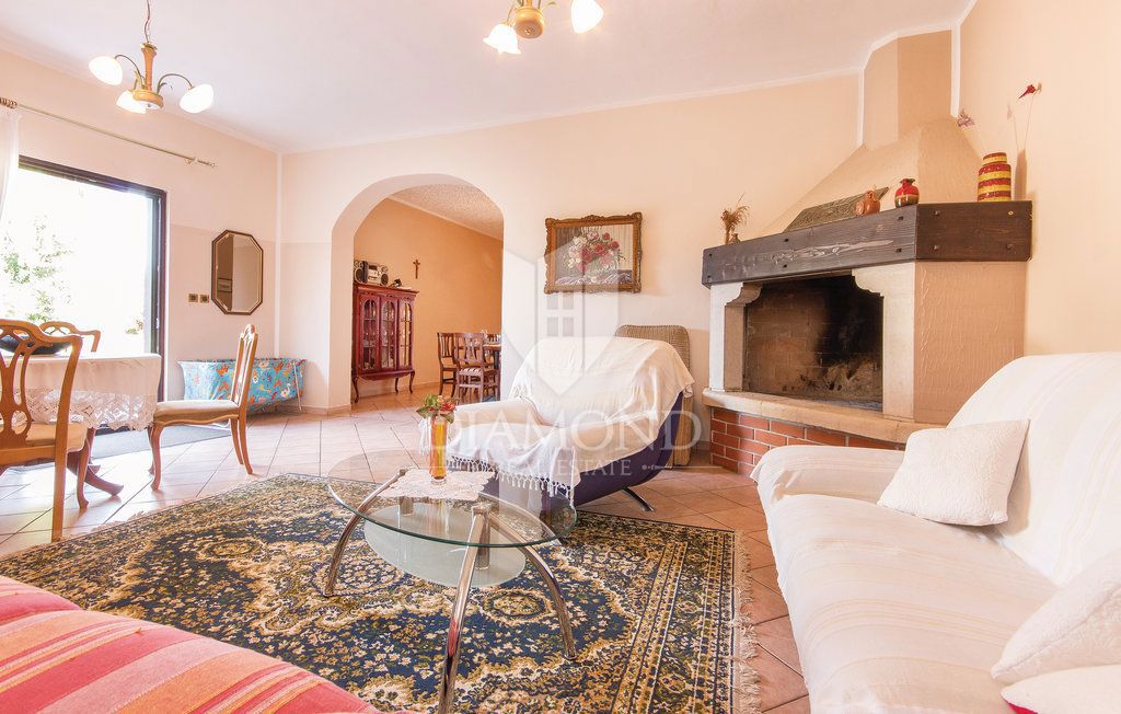 Poreč, okolica, hiša z bazenom in velikim vrtom!