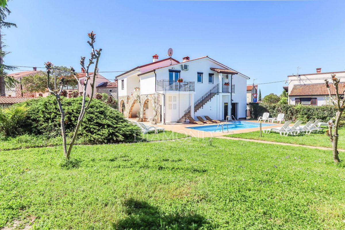 Poreč, okolica, hiša z bazenom in velikim vrtom!