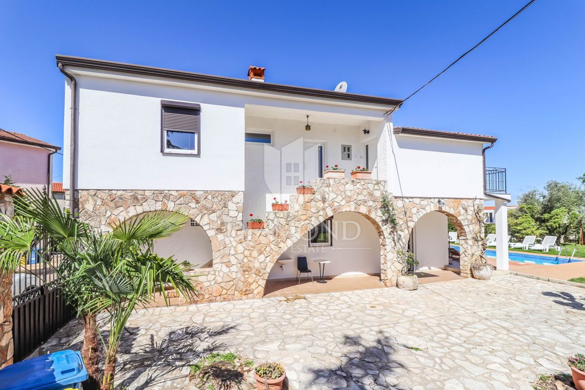 Poreč, okolica, hiša z bazenom in velikim vrtom!
