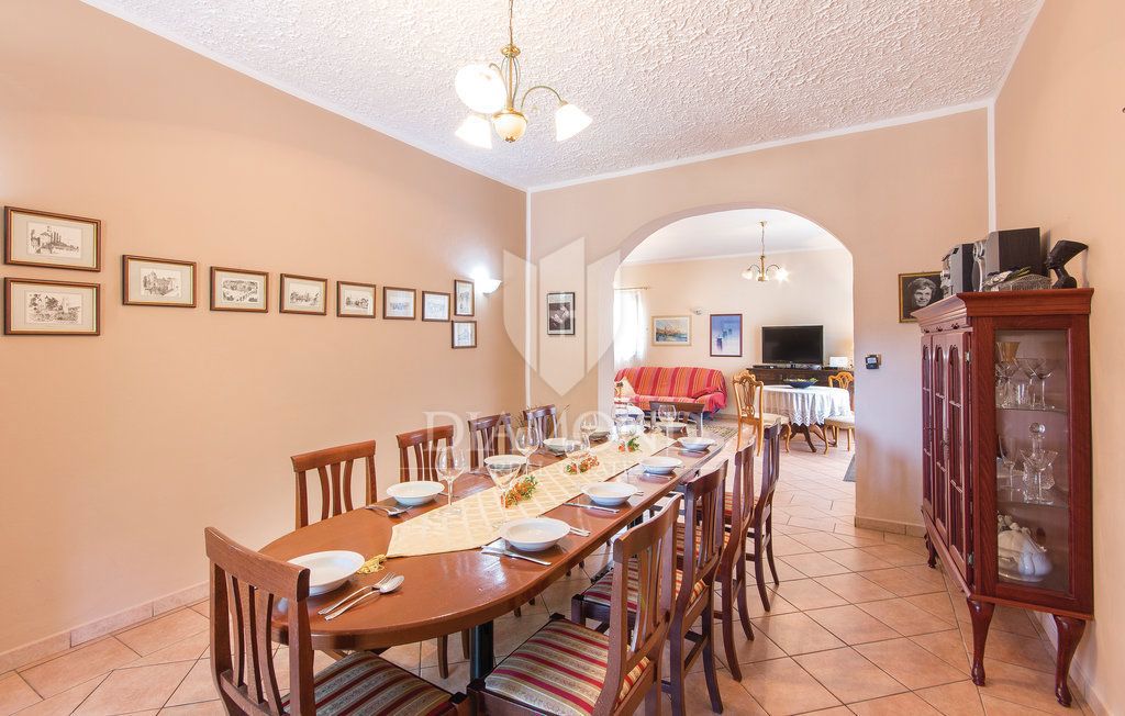 Poreč, okolica, hiša z bazenom in velikim vrtom!
