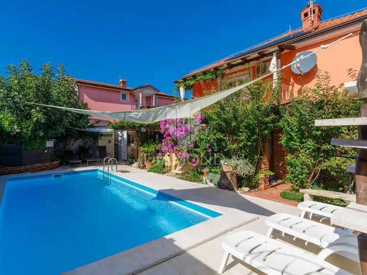 Umag, okolica! Čudovita apartmajska hiša z bazenom blizu morja!