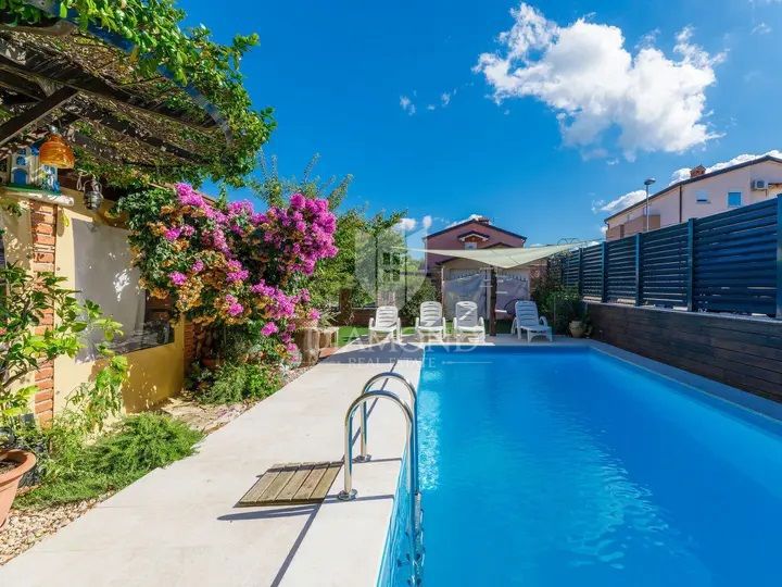 Umag, okolica! Čudovita apartmajska hiša z bazenom blizu morja!