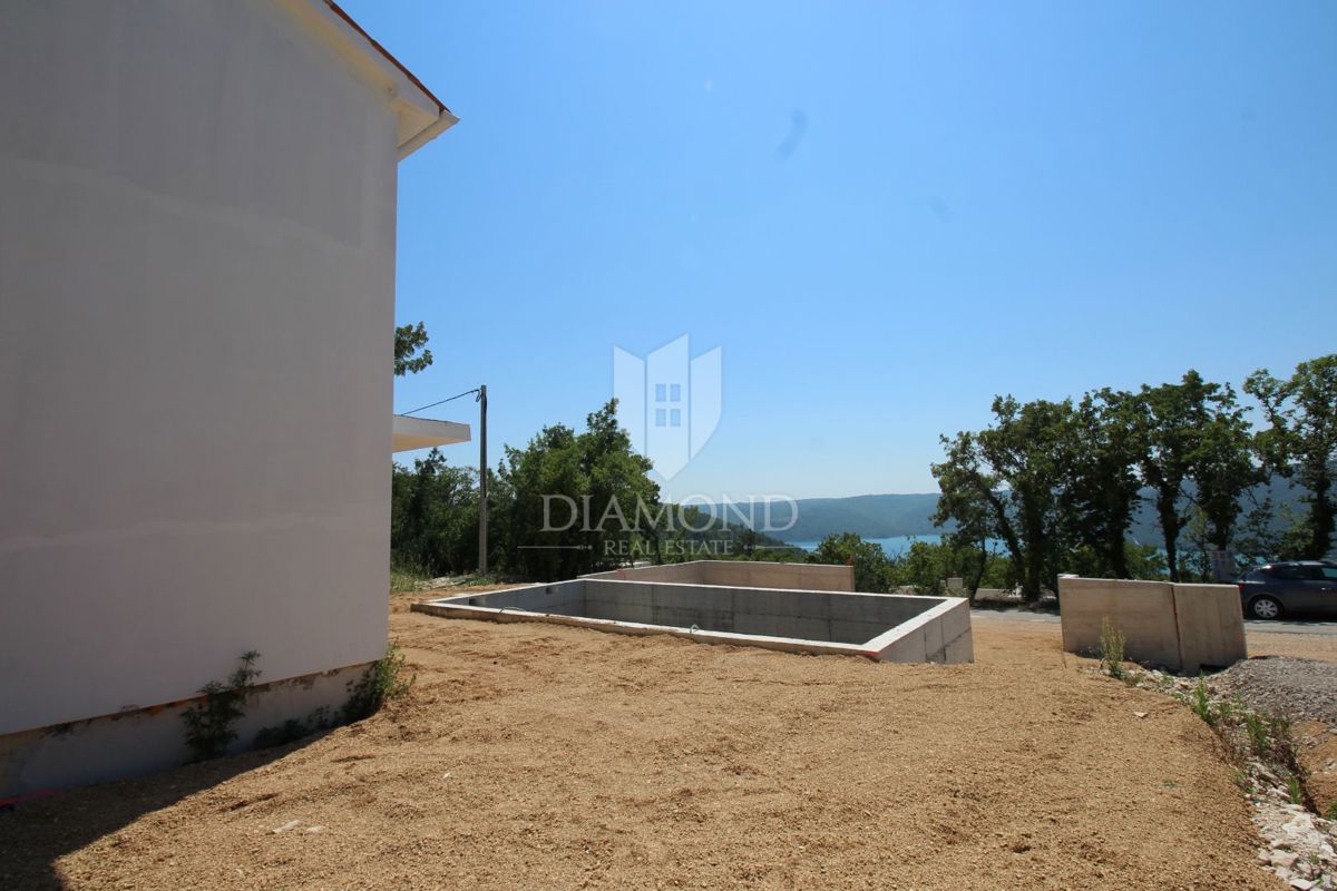 Labin, dve prenovljeni kamniti hiši z bazenom, pogled na morje