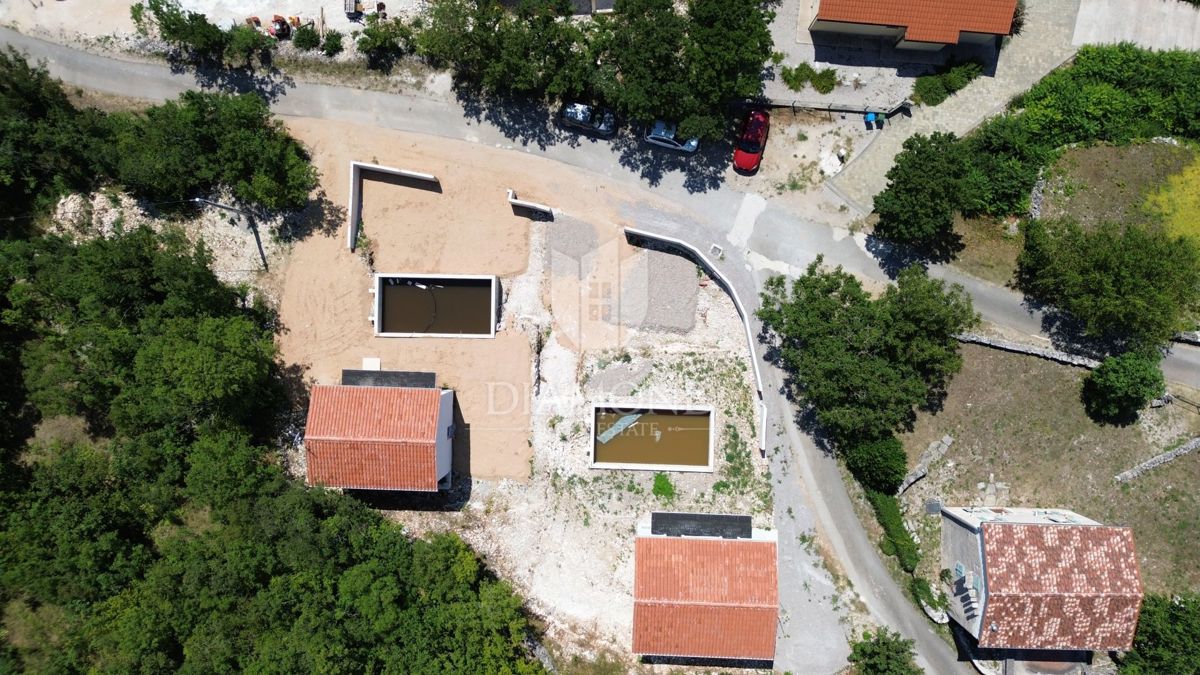 Labin, dve prenovljeni kamniti hiši z bazenom, pogled na morje