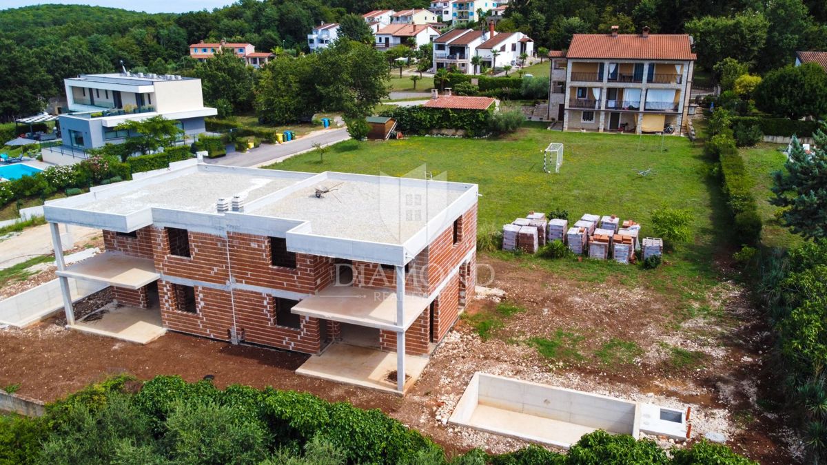 Okolica Poreča, dvojček na robu naselja!