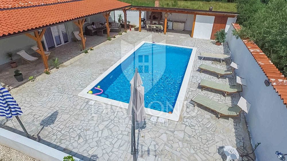 Okolica Medulina, hiša z bazenom obdana z zelenjem