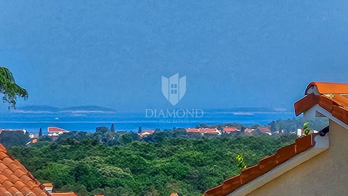 Pula, impozantna hiša z bazenom in pogledom na morje