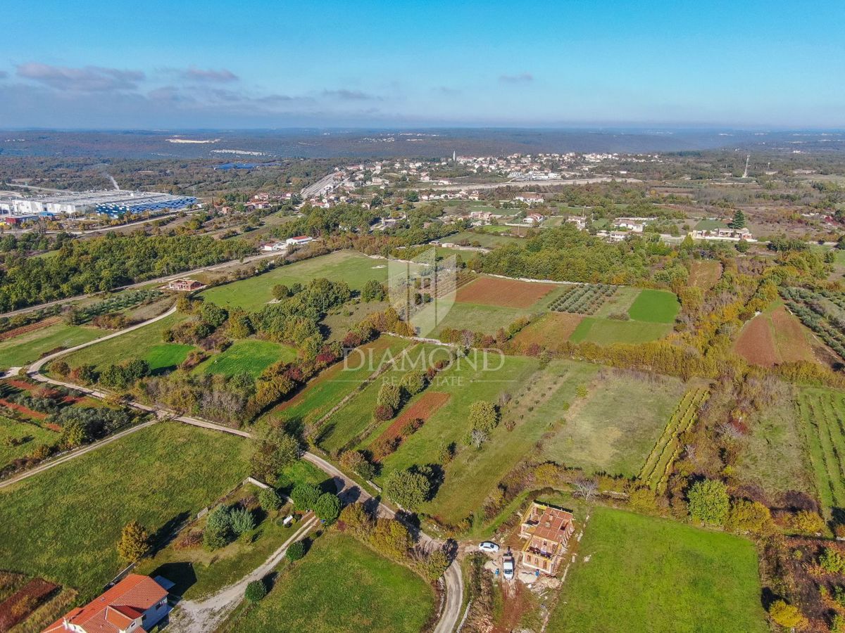 Kanfanar, okolica, zemljišče z lepim projektom hiše