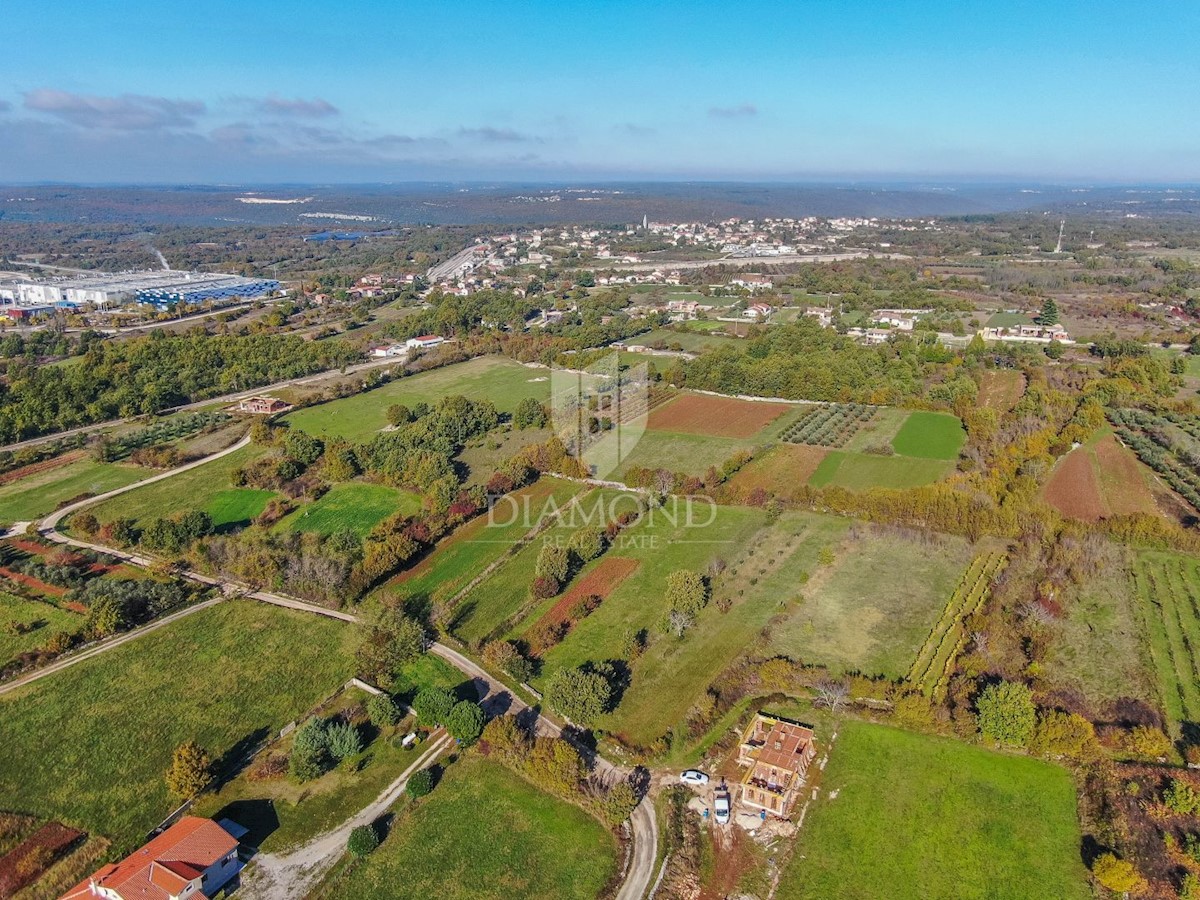 Kanfanar, okolica, zemljišče z lepim projektom hiše