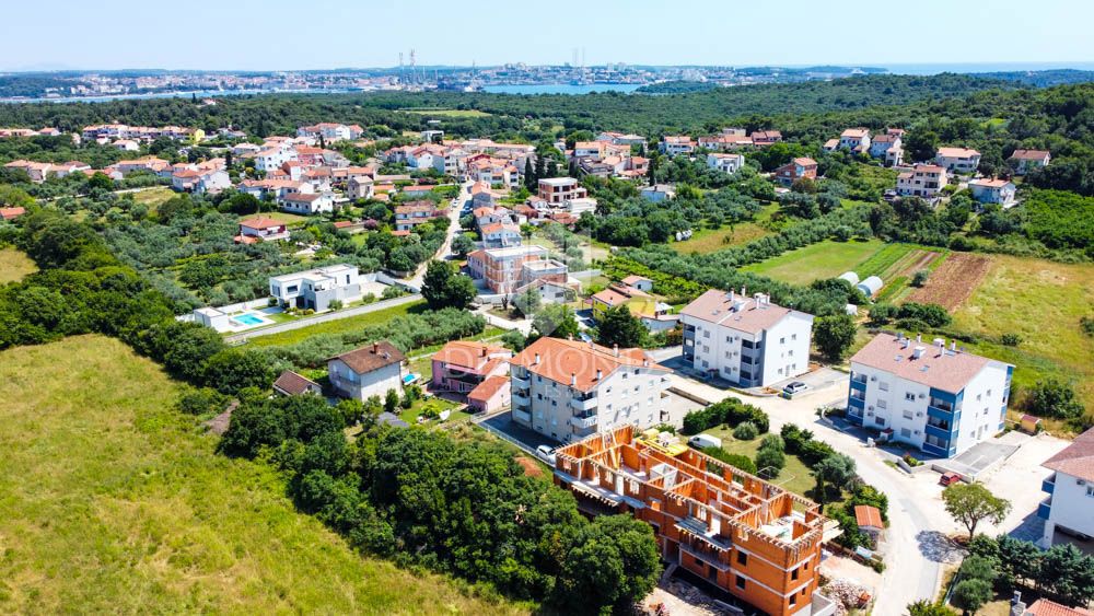 Enosobno stanovanje s teraso blizu morja! Štinjan!
