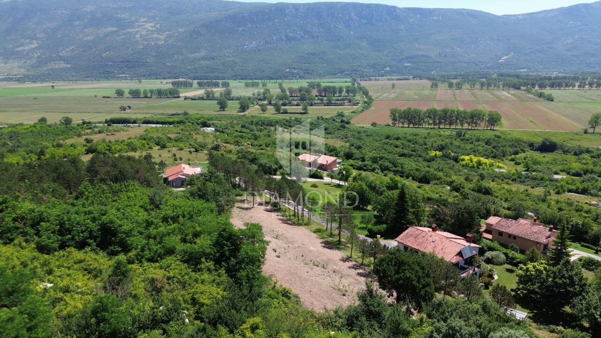 Kršan, okolica, zazidljiva parcela na odlični lokaciji